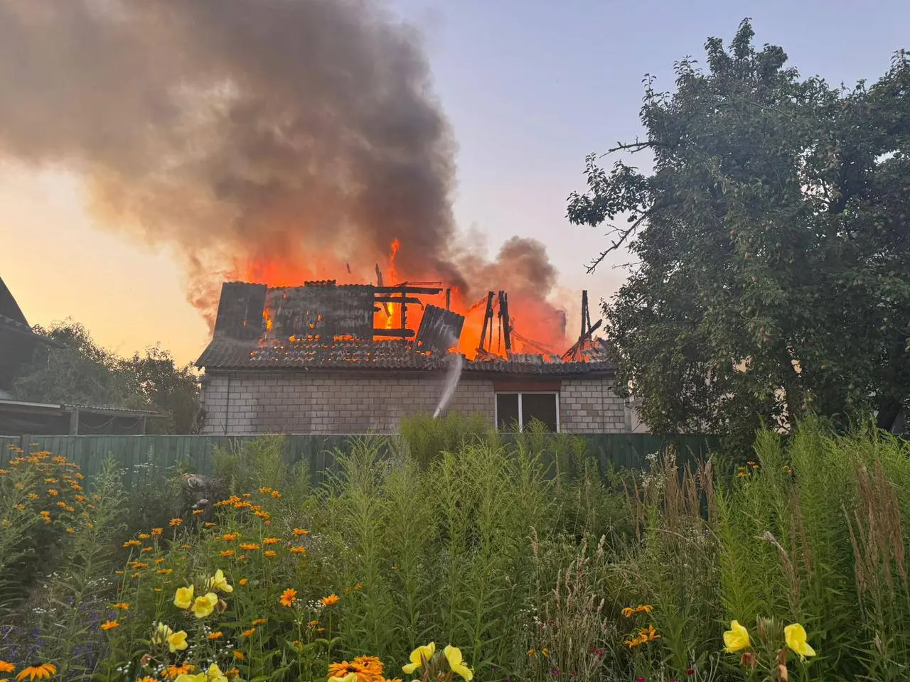 На Київщині внаслідок російської атаки поранено чоловіка, пошкоджено десятки приватних будинків та автомобілі