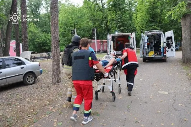 Обстріл Харкова 7 червня: під завалами рятувальники виявили тіло людини