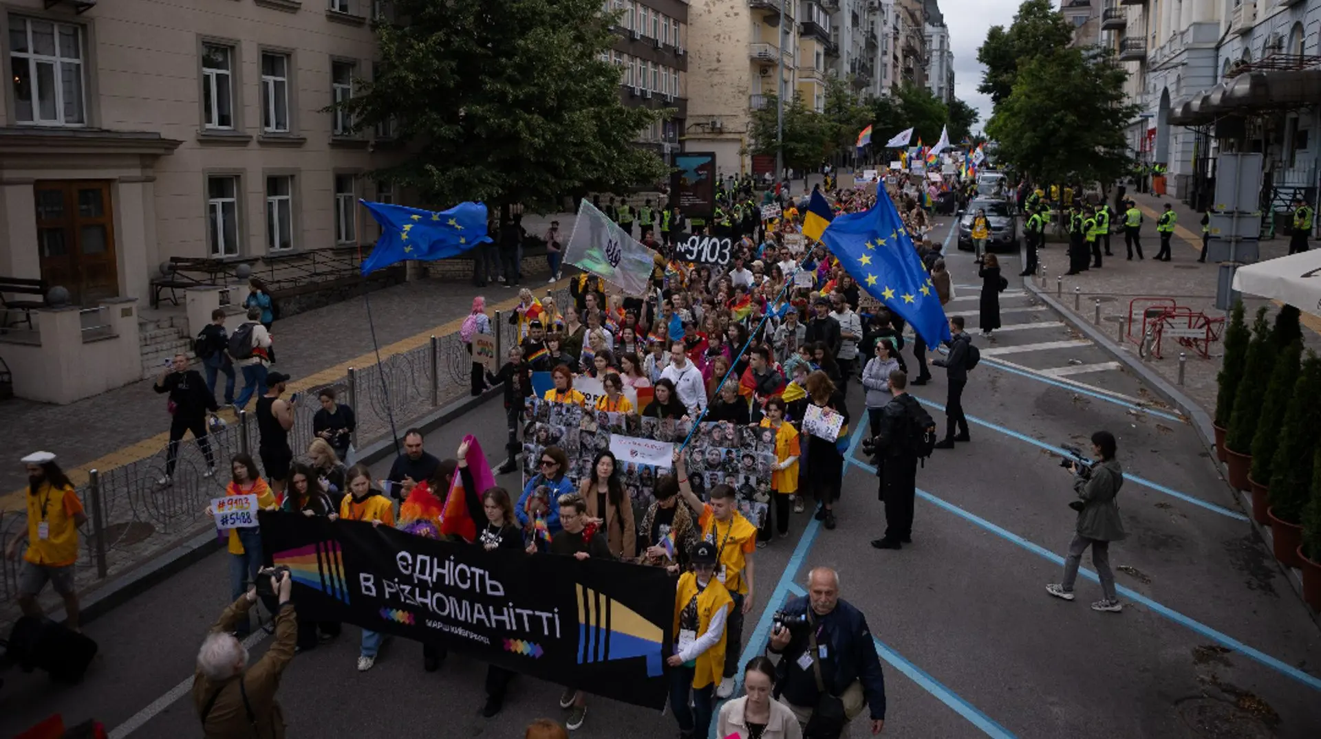 У Києві провели "Марш рівності": долучилися зірки, військові і дипломати