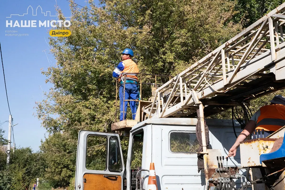 У Дніпрі на Промисловій оновлюють систему освітлення