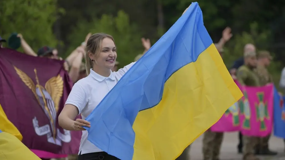 За полгода стало больше украинцев, готовых терпеть войну, сколько понадобится – КМИС