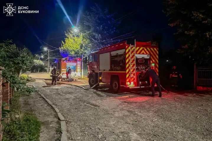 У Чернівцях горів будинок та гараж