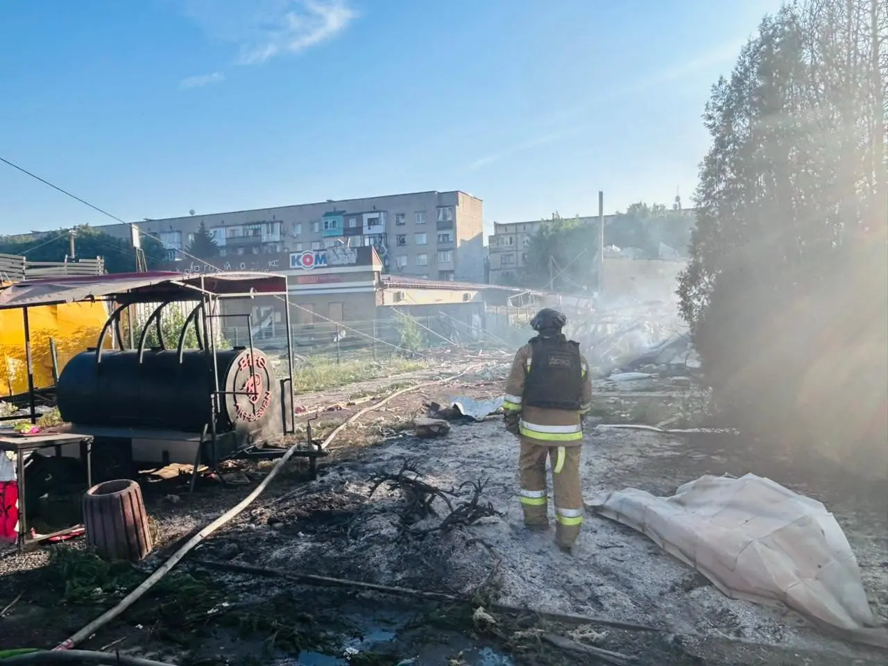 рф вдарила КАБ-500 по ТЦ у Добропіллі: двоє людей загинули, 14 – отримали поранення (фото)