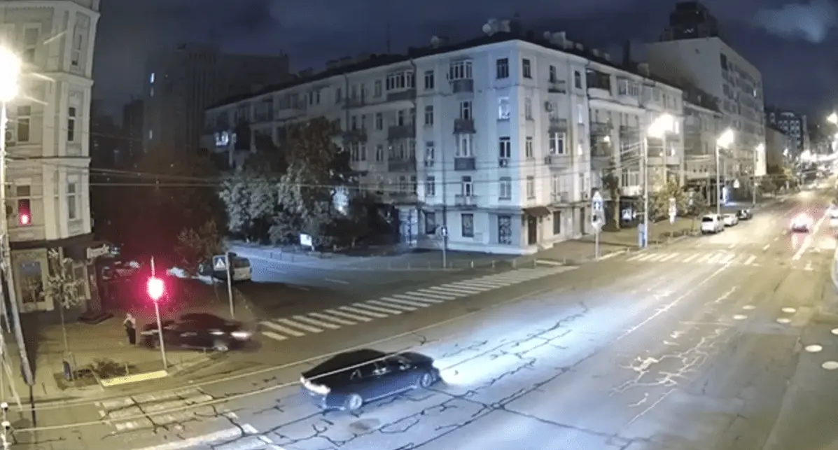 У Києві працівник прокуратури на авто збив жінку на тротуарі та втік, його затримали (відео)