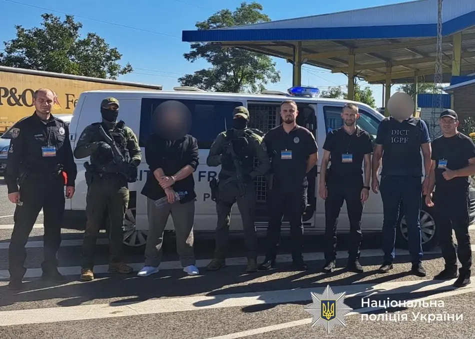 Затримали злочинця, що виготовляв та збував підроблені документи на Вінниччині