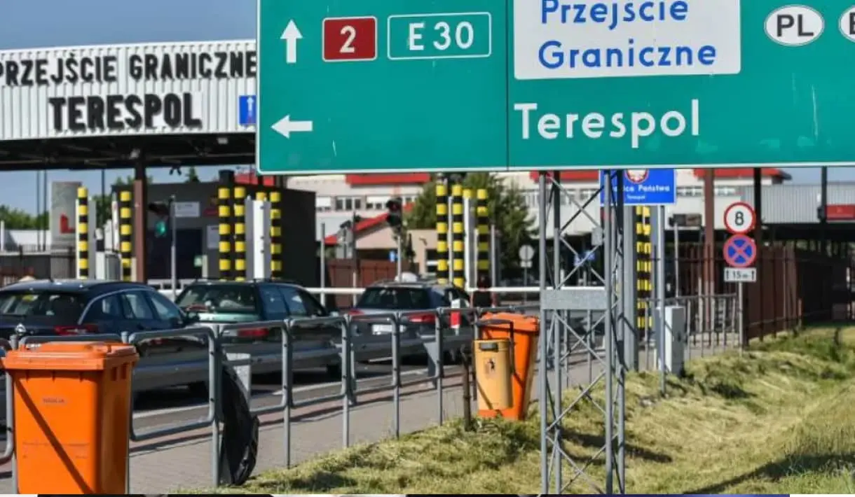 Польща відкрила кордон з Білоруссю і просить своїх громадян негайно залишити країну