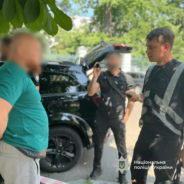 Шахрайство на виплатах загиблого військового: поліцейські затримали родича працівниці ТЦК