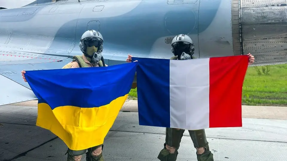 Французские Mirage 2000 пролетели над Черным морем, выстроившись в "трезубец" – фото
