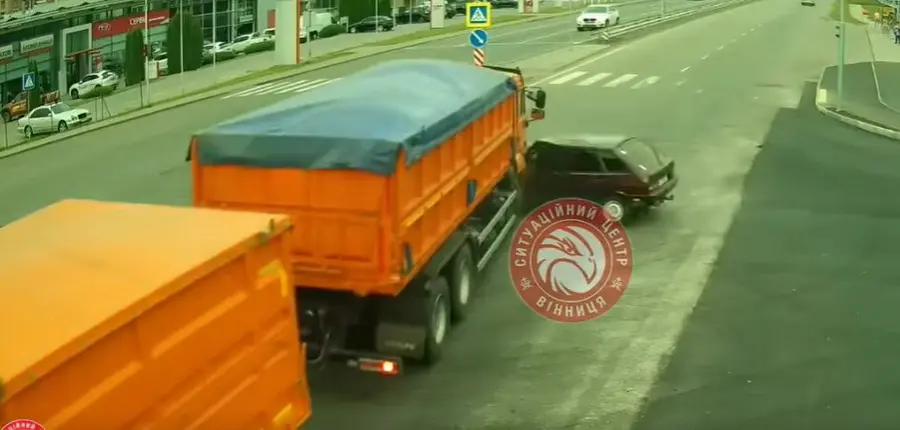 У Вінниці легковик вилетів під вантажівку: відео моменту аварії