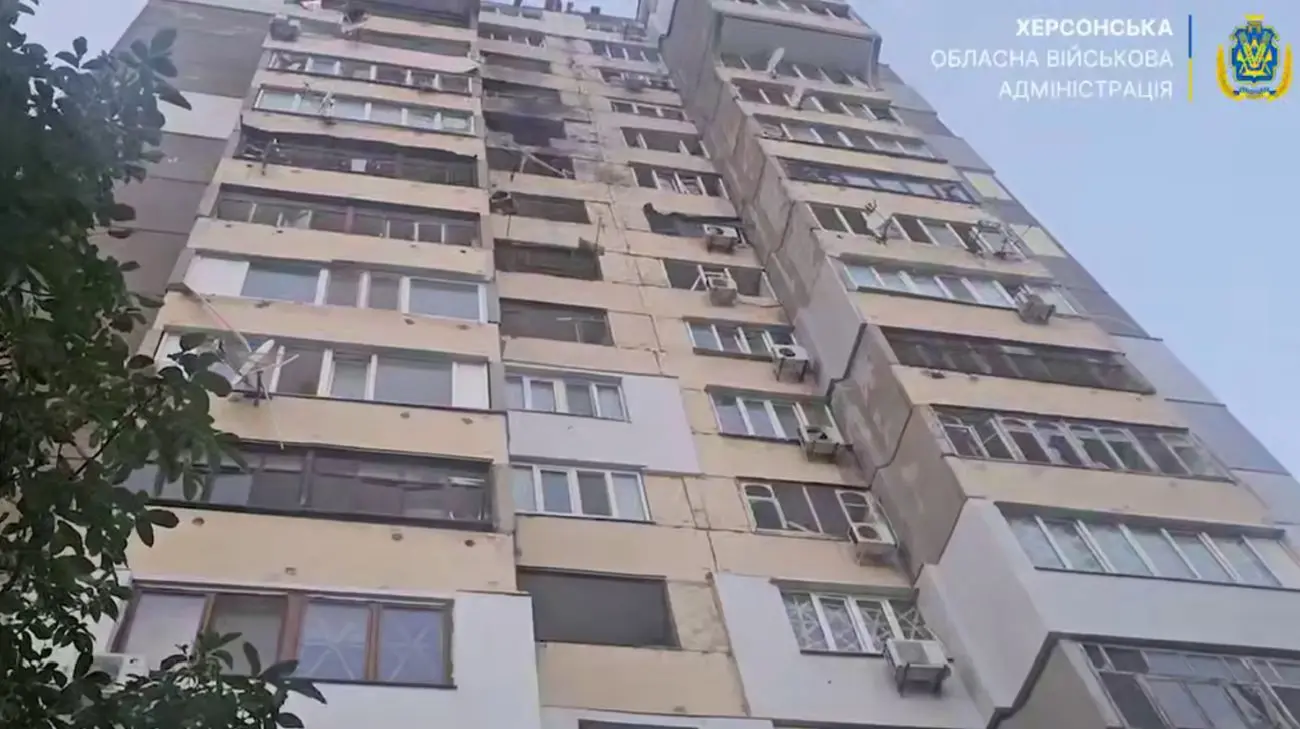 РФ атакувала ударним дроном багатоповерхівку в Херсоні: постраждали дві жінки