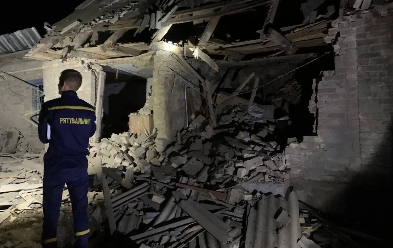 РФ атакувала один з районів Київської області: пошкоджено будинок, є постраждалий