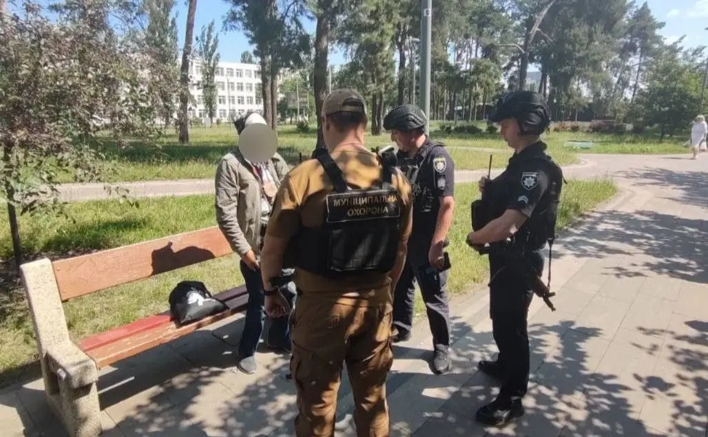 У столичному парку любитель «руского міра» погрожував перехожим ножем