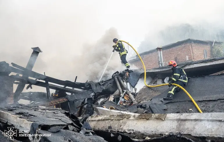 Росіяни атакували Хмельницьку область з повітря, в одній з громад у вогні загинула людина — ОВА