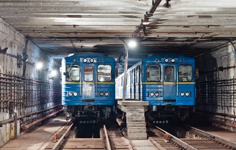 У Києві через повітряний удар було пошкоджено колії та кабелі на червоній лінії метро: рух довелося обмежити - КМДА