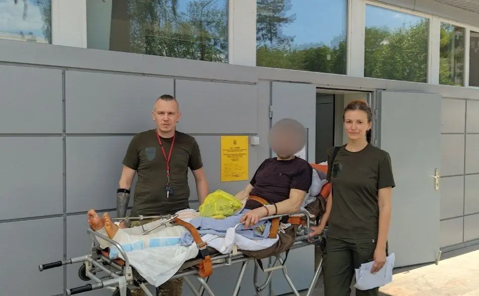 Ліквідовує наслідки ворожих обстрілів у Києві, а потім їде на фронт евакуйовувати поранених: історія столичного рятувальника