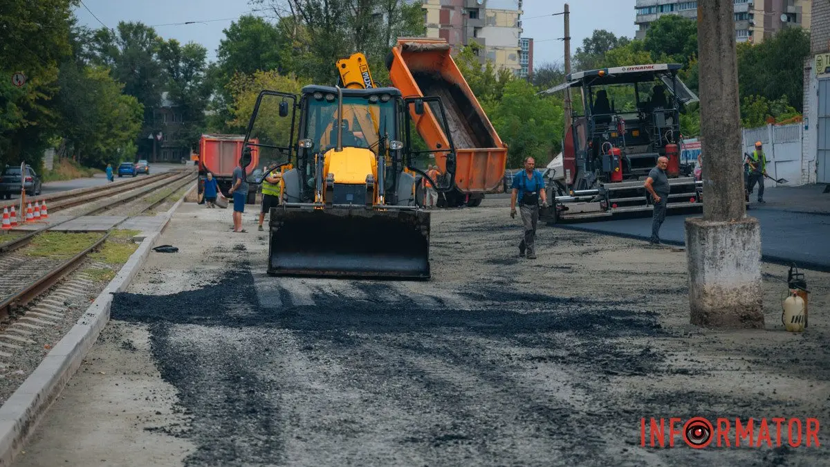 У Дніпрі на Миколи Руденка тривають роботи з оновлення 1,5 кілометра дороги