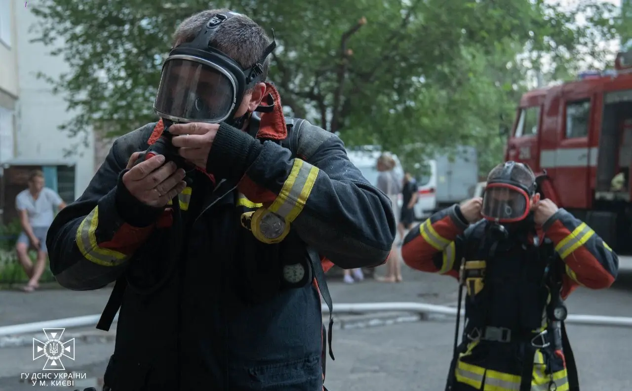 З вогню вивели трьох людей: у Києві загасили пожежу у п’ятиповерхівці