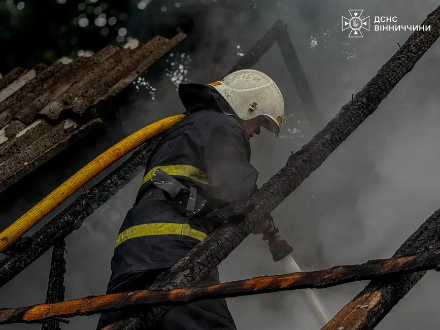 Через несправну піч загорівся дах будинку на Вінниччині