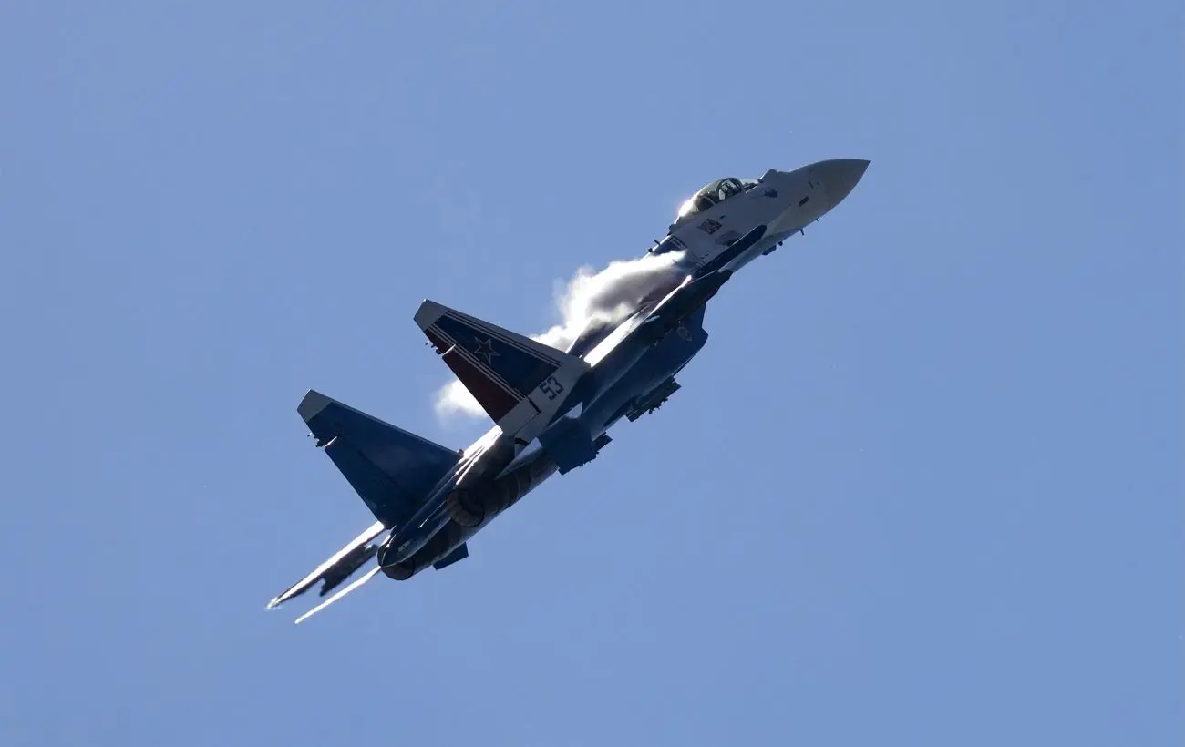 З'явилося відео зі збитим над Росією винищувачем Су-35