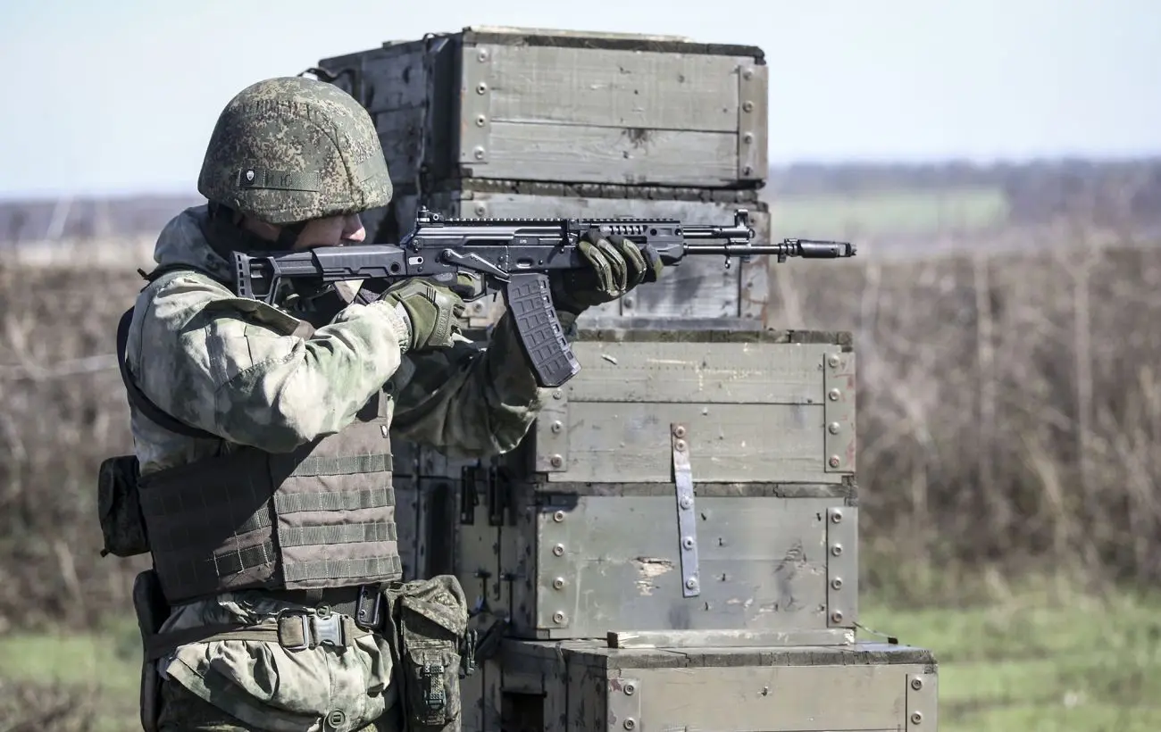 Розстріляв авто та вбив цивільного: російському військовому оголосили про підозру