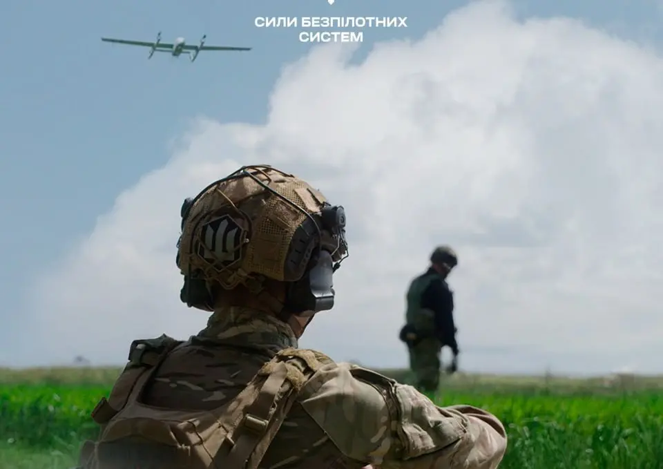 Операторы дронов "прорвались" сквозь РЭБ и уничтожили дорогую технику россиян – видео