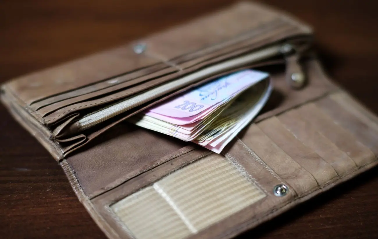 Зарплати чиновників перевищують 60 тисяч гривень, у чотирьох відомствах платять понад 90