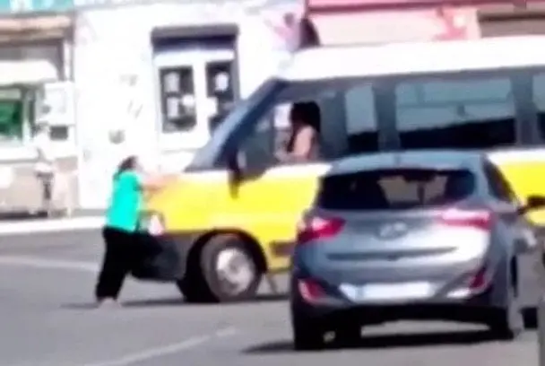 Жінка кидалася на бус ТЦК із мобілізованим сином: чи дійсно вона померла