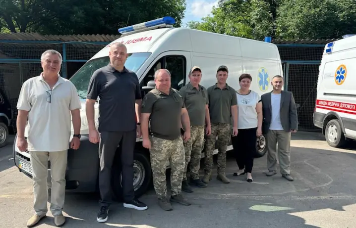 На Буковині на потреби захисників передали ще одну карету швидкої медичної допомоги