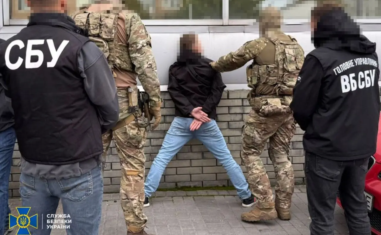 Житель Хмельниччини наводив удари по військових заводах на заході України