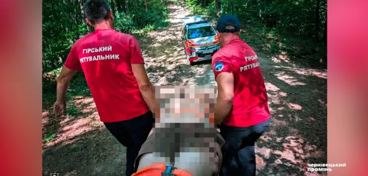 Травмувала ногу під час походу: на Буковині гірські рятувальники евакуювали постраждалу туристку