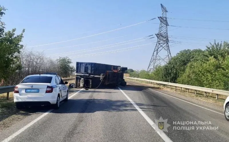 До уваги водіїв: на трасі Одеса–Рені ускладнено рух через перекидання вантажівки