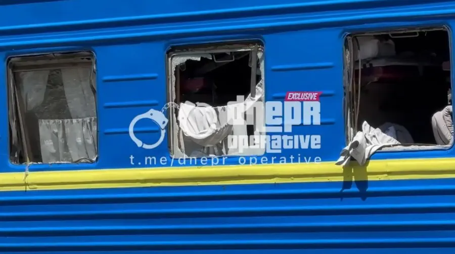 Росіяни вдарили по Дніпру: пошкоджено поїзд, школи й лікарню, є загиблі й постраждалі