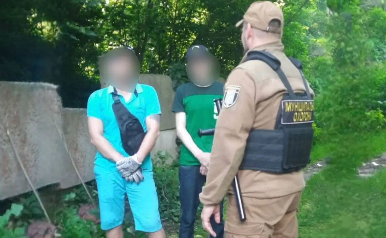 У Києві на військовому кладовищі розпалювали багаття: хуліганів зупинили