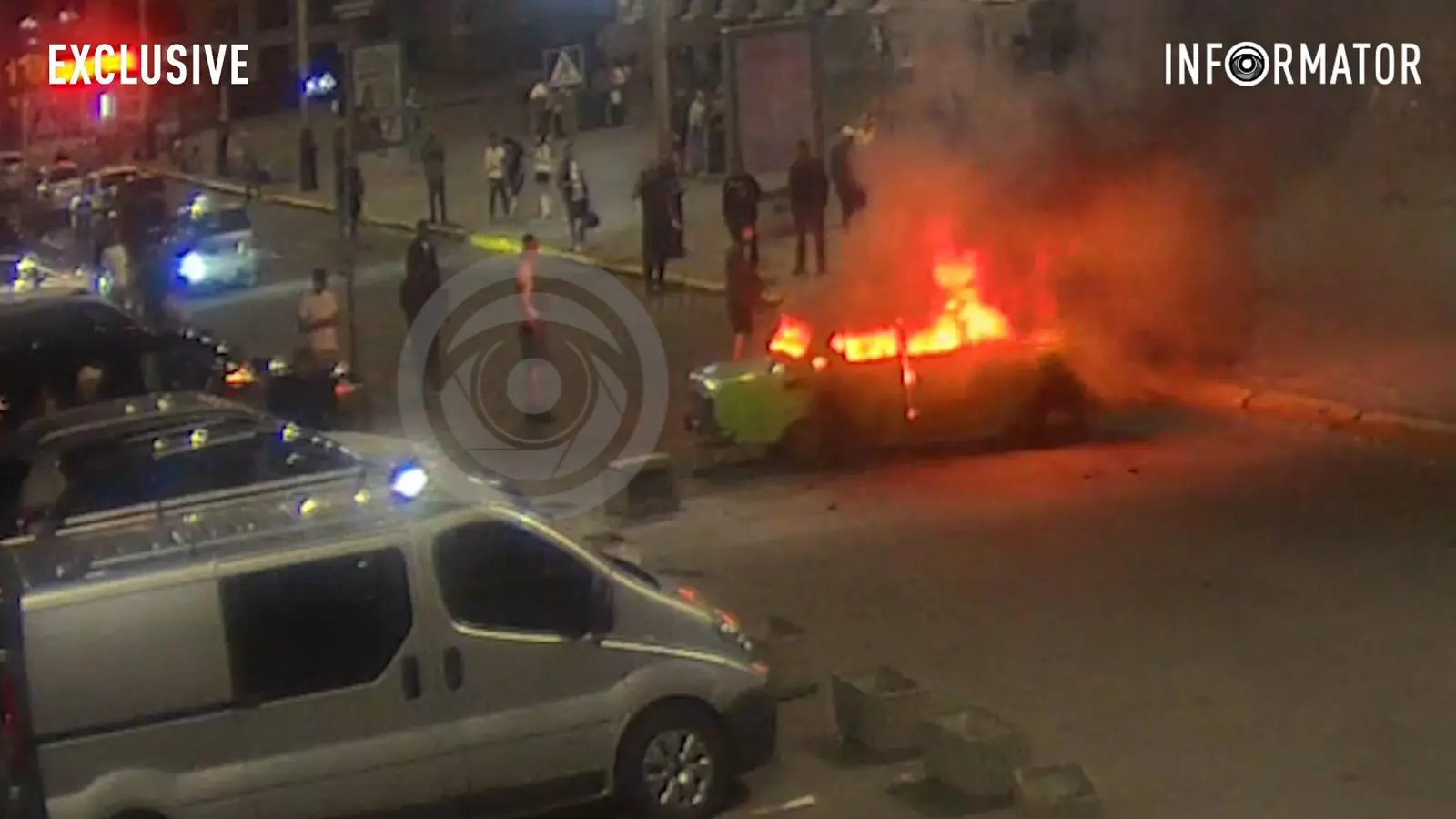 У Дніпрі на площі Вокзальній зайнявся припаркований ВАЗ: відео моменту