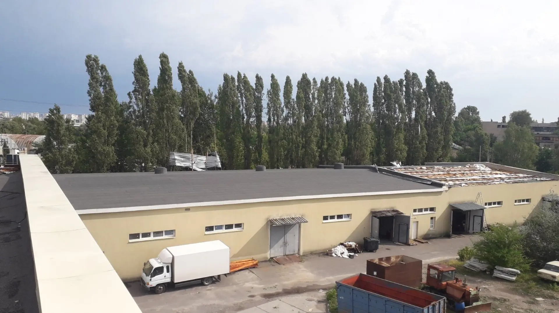 У Харкові через негоду знесло дах складу видавництва Vivat: що відомо про пошкодження