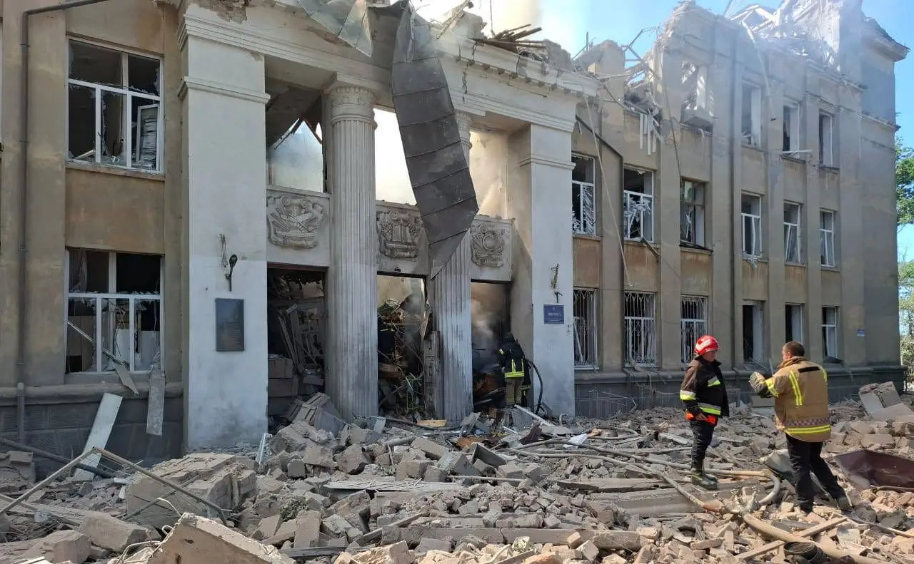«Абсолютно божевільний удар»: Зеленський відреагував на російський обстріл ліцею на Одещині. ВІДЕО