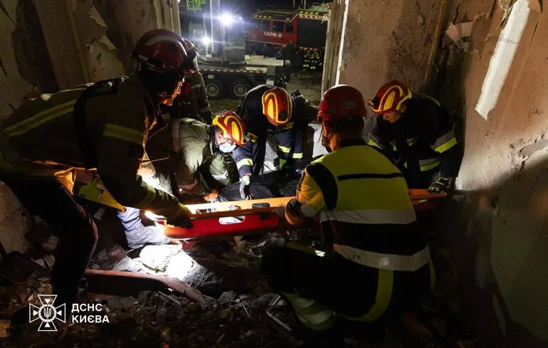 У Києві з-під завалів дістали тіло загиблого чоловіка