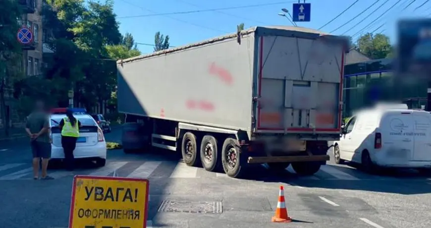У Пересипському районі Одеси вантажівка насмерть збила жінку