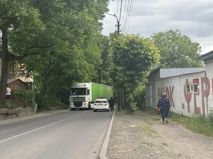 На Кармелюка вантажівка застрягла на підйомі і перекрила перекрила проїзд