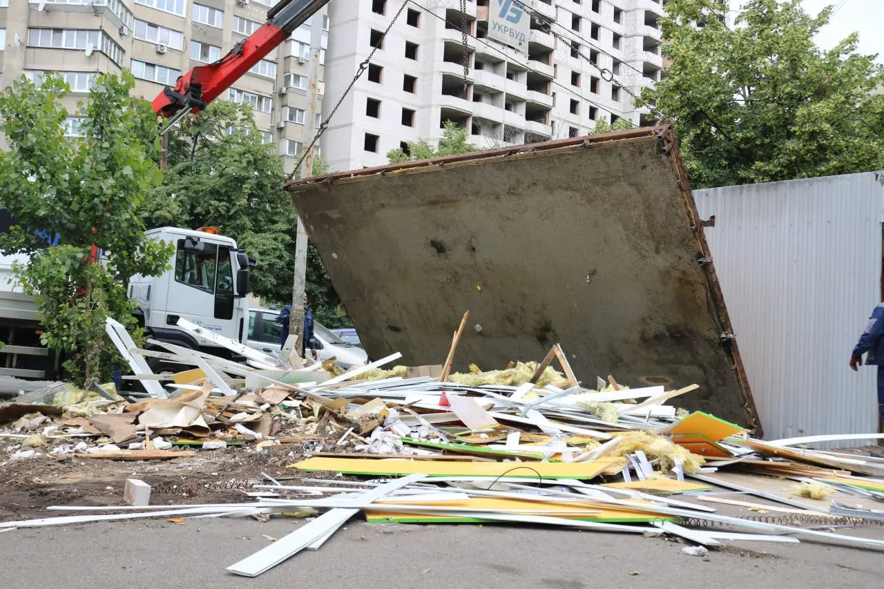 У столиці за три місяці демонтували майже 1,3 тис. елементів благоустрою