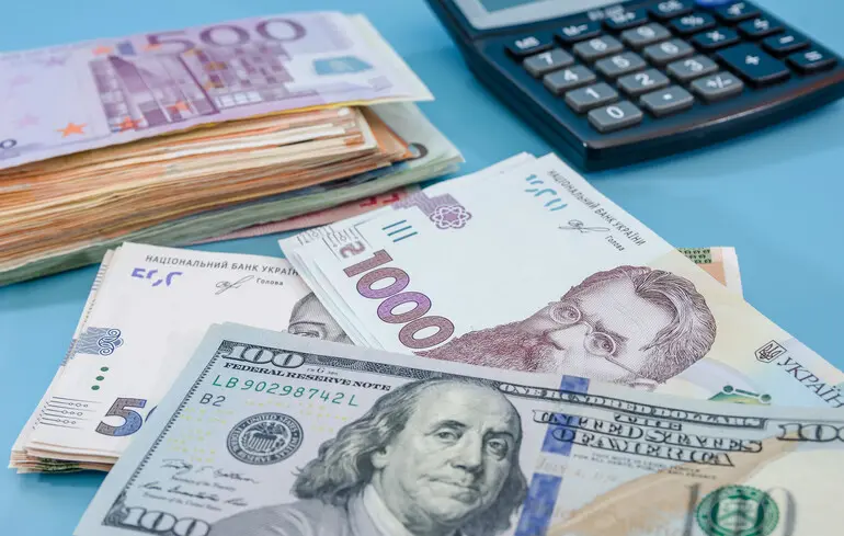 Курс євро та долара на наступному тижні: основний тренд "взяв паузу" 