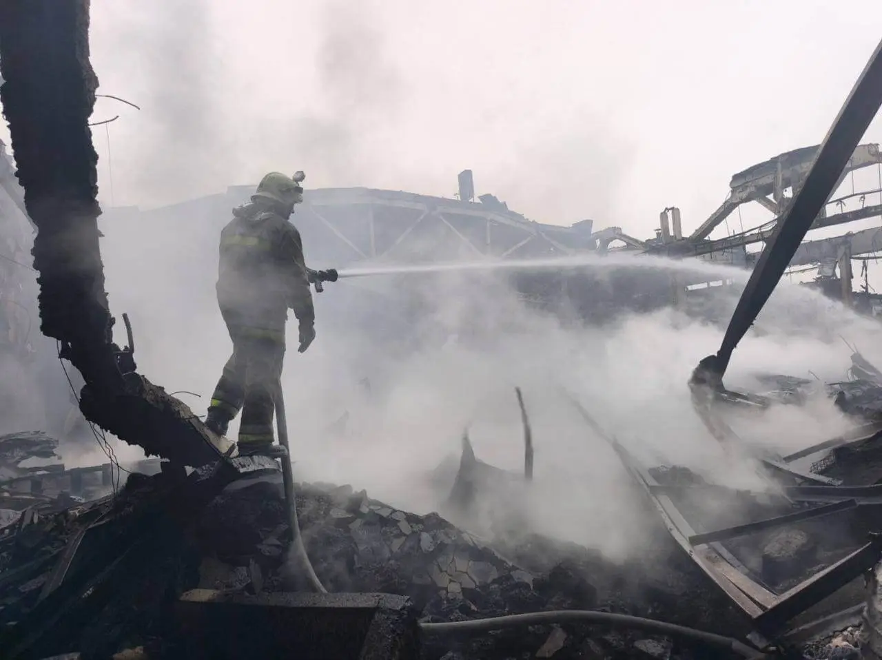 Перекрито рух транспорту, підприємства в руїнах: що відбувається на місці атаки дронів у Дніпрі