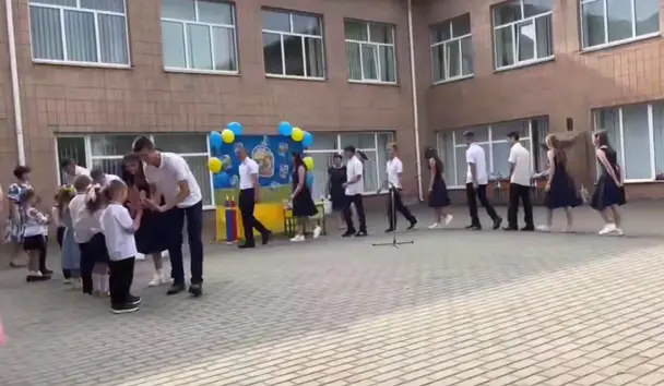 На Черкащині на шкільній лінійці увімкнули лайливу пісню "про купальники" (відео)