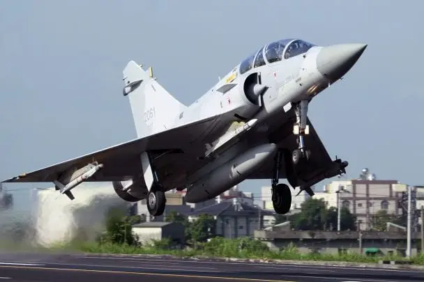 Mirage-2000 зник у болоті: що могло спричинити аварію винищувача на Волині