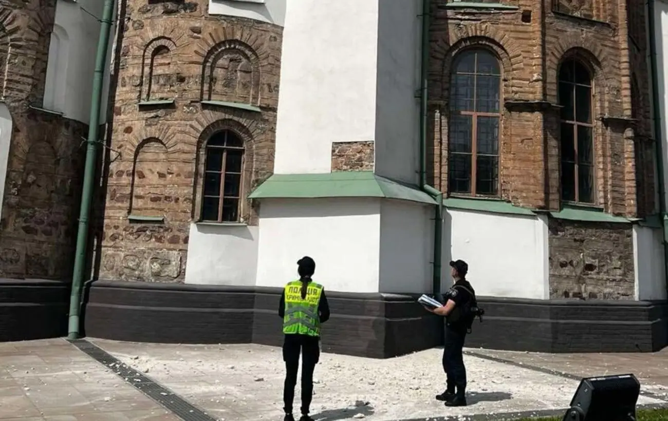 У Києві під час обстрілу було пошкоджено Софійський собор (фото)