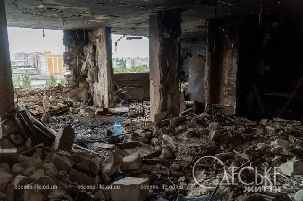 Зруйновані квартири та людське горе: що залишилося після удару дрона по одеській висотці (фоторепортаж)
