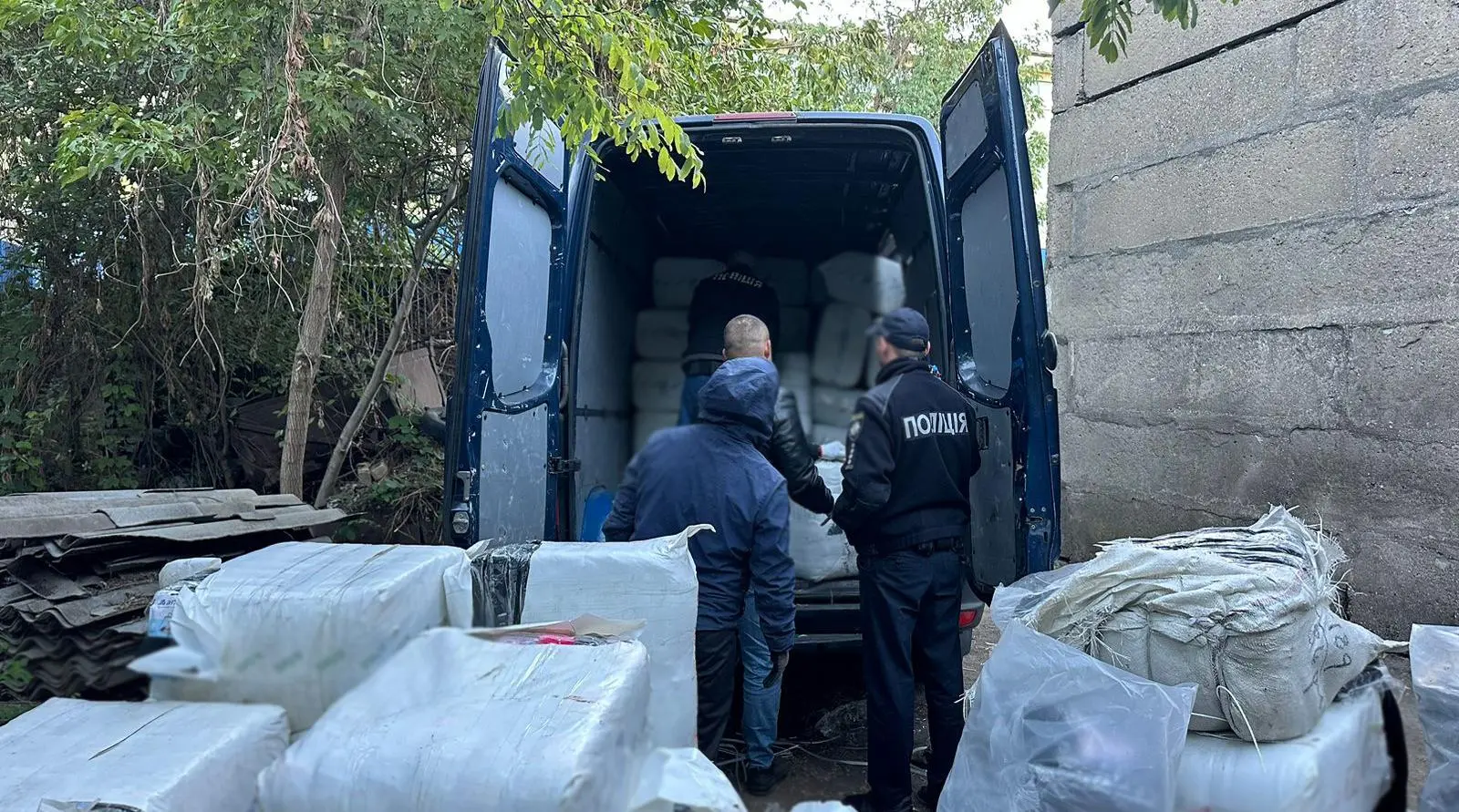 Одесити зробили діру в стіні складу та винесли товару на чверть мільйона гривень