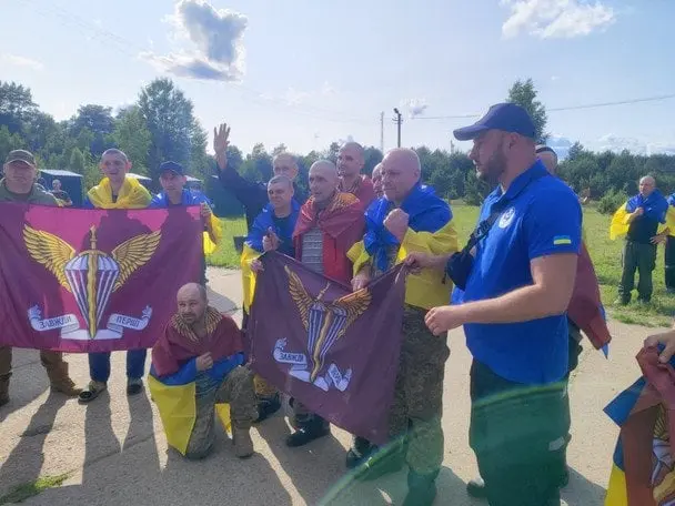 Звільнення тяжко поранених: що кажуть полонені у перші хвилини свободи (відео)