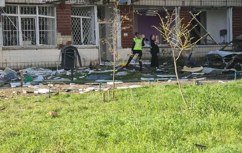В Києві від російської атаки постраждало відділення "Укрпошти"