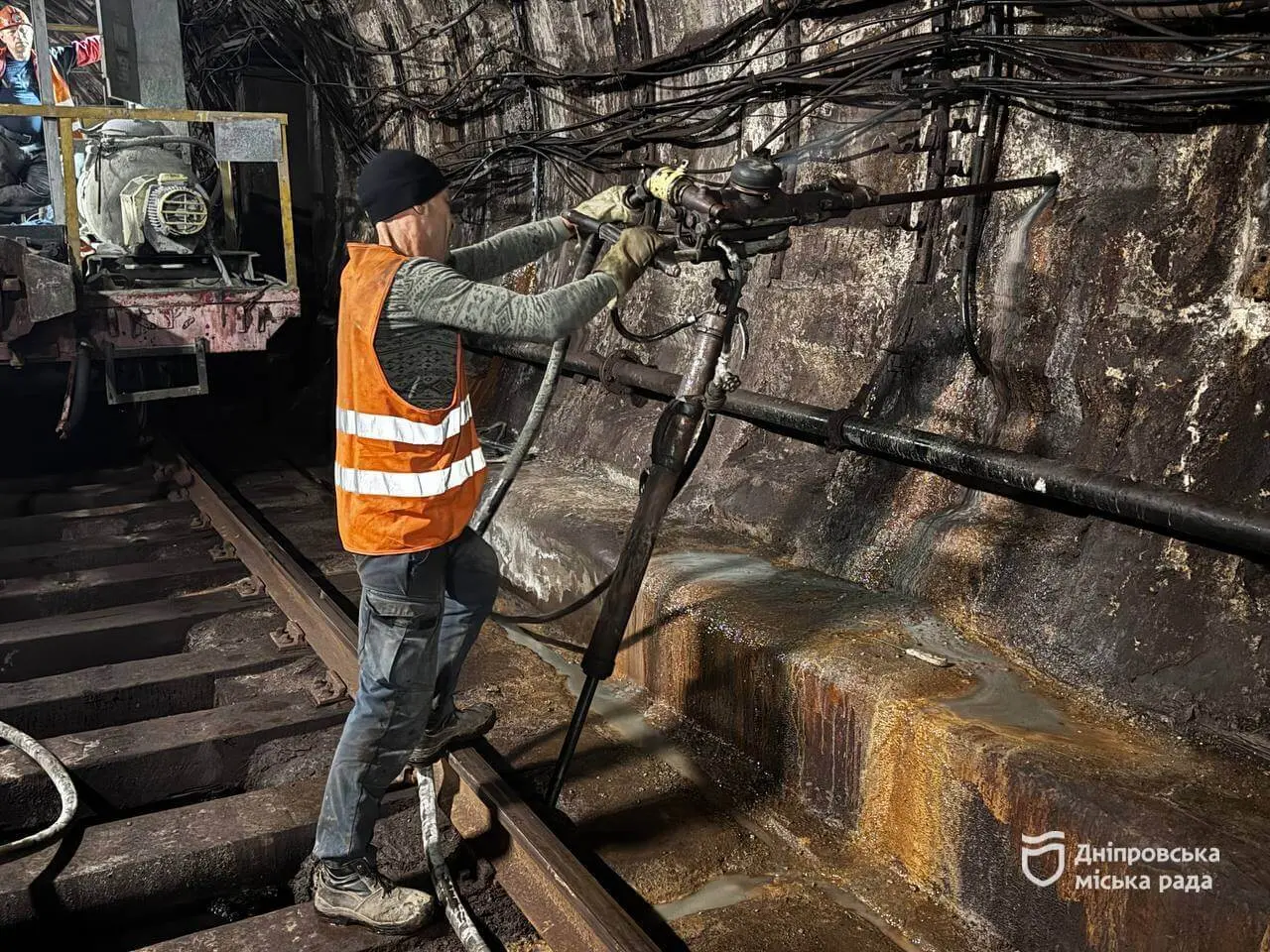У Дніпрі тривають роботи з утримання тунелів метро